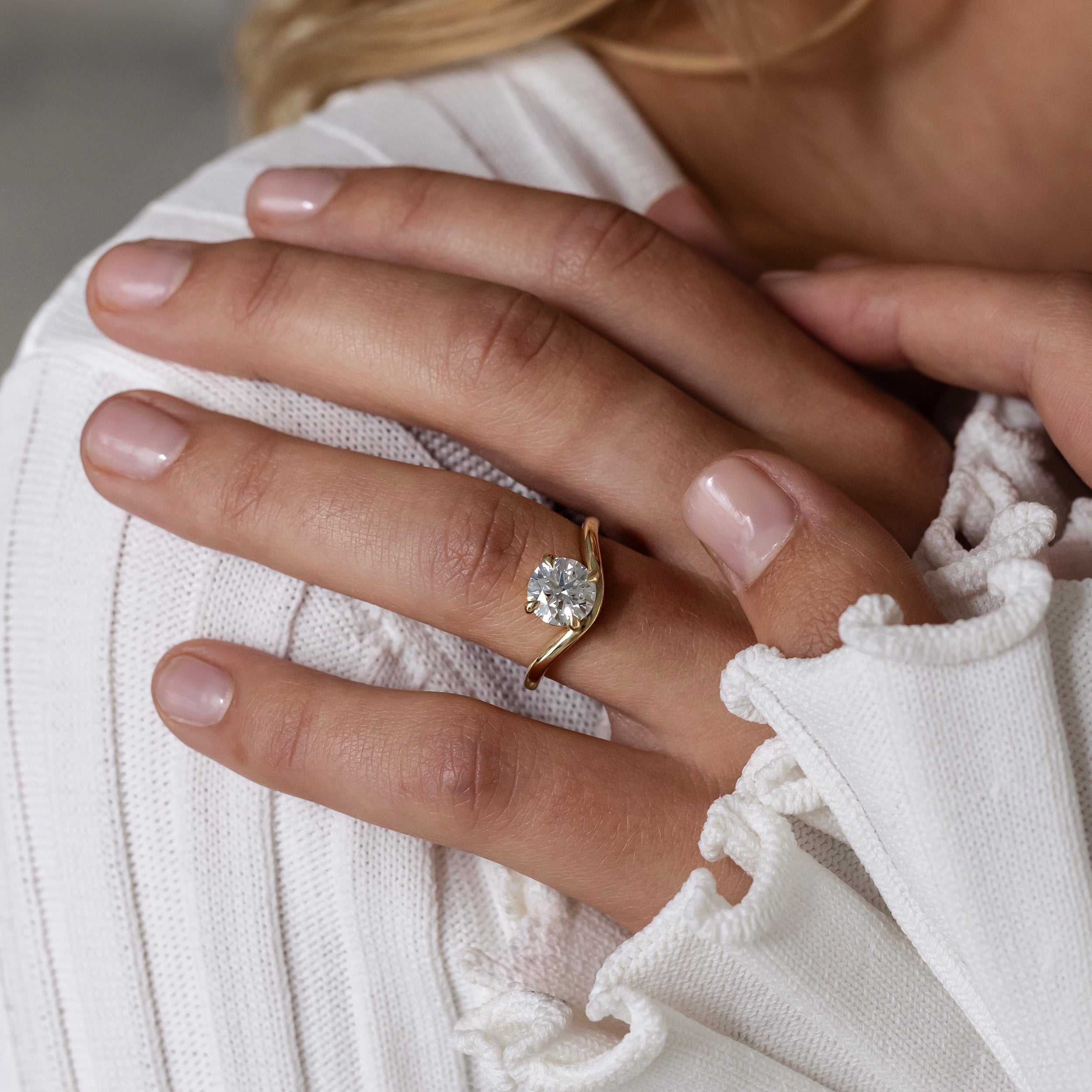1.0 Carats Round Shape Moissanite Curved Solitaire Engagement Ring